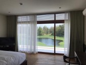 Cách chọn rèm cửa cho tường màu tối